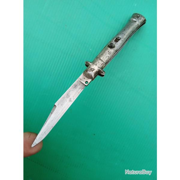 ANCIEN COUTEAU  AUTOMATIQUE   :  "   ROSTFREI  "  EN TOLE EMBOUTI  .  PARFAIT FONCTIONNEMENT  .