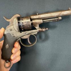 EXCELLENT REVOLVER CHAMELOT DELVIGNE DIT &laquo;&nbsp;de gaucher&nbsp;&raquo; cal. 9mm &agrave; broche