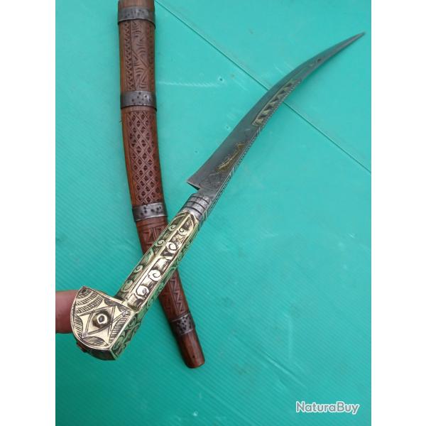 ANCIENNE FLISSA  AVEC SON FOURREAU  .  TRES BELLE PIECE  .