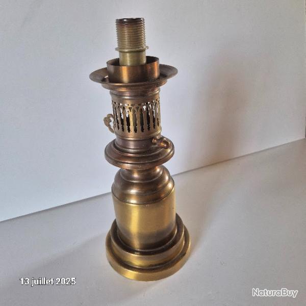 Pied de lampe  ptrole des annes 70-75 en laiton,  version lectrique