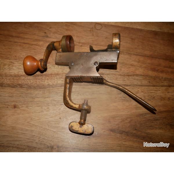 Sertisseur ancien calibre 16, le lissoir est en bois