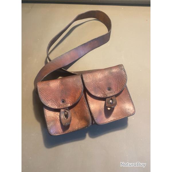 double cartouchi�re militaire de la guerre de 14 en cuir  en bon �tat