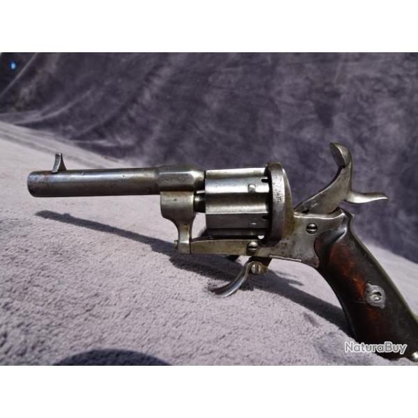 Joli revolver  broches  cadre ouvert.