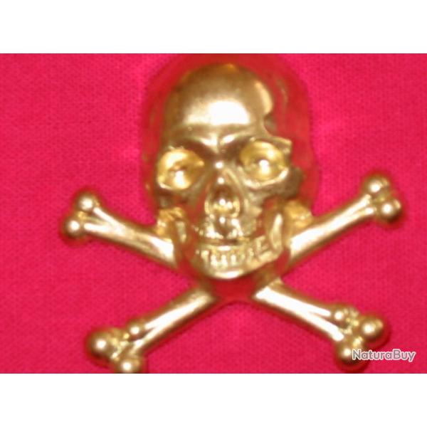 Insigne t�te de mort os croiz�s dor�e