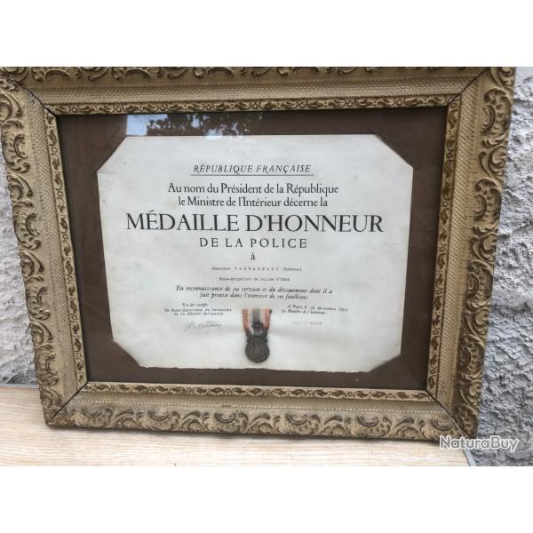 DIPLOME AVEC MEDAILLE D HONNEUR DE LA POLICE 1951