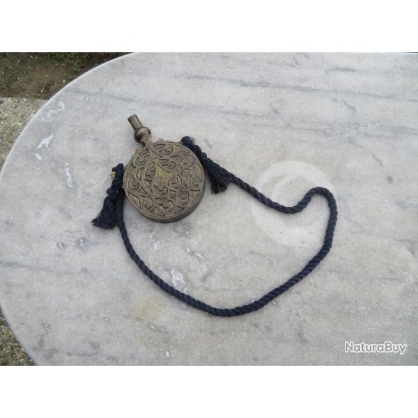 Ancienne poire � poudre orientale berb�re en bronze patin� finement cisel� - Afrique du Nord (XX�)