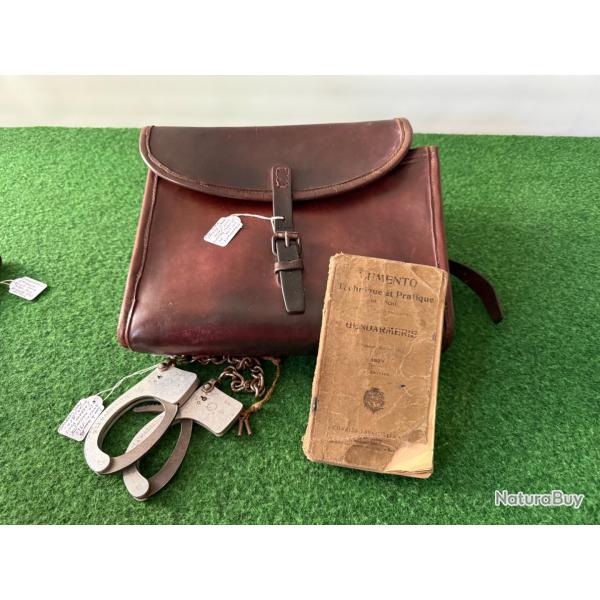 ENSEMBLE DE GENDARMERIE  SACOCHE , MANUEL ET MENOTTES  APR�S GUERRE WW 2
