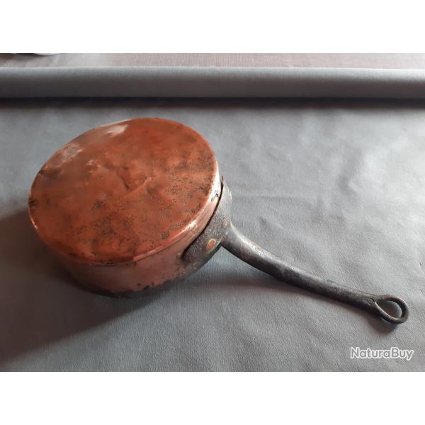 Tr�s ancienne et rare casserole en cuivre �tam�, � fond rapport�, probablement XVIII�me si�cle