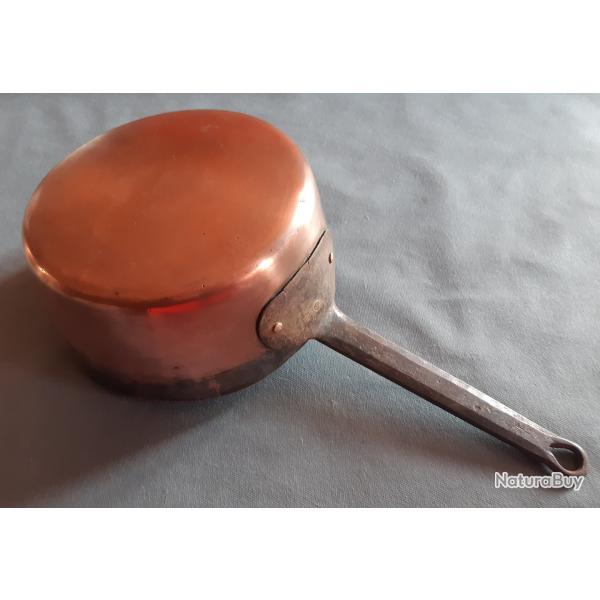 Ancienne casserole en cuivre �tam�,, manche en fonte.  �22cm hauteur 9,5cm. Pour d�coration