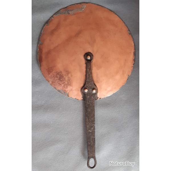 Ancien couvercle en cuivre �tam� et fer forg�, diam�tre 26cm.