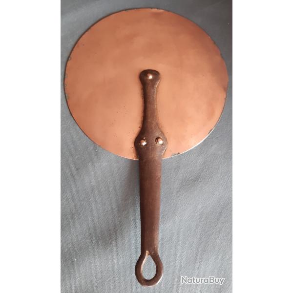Ancien couvercle en cuivre �tam� et fer forg�, diam�tre 21cm.