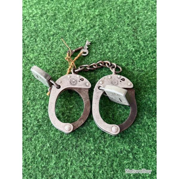 PAIRE DE MENOTTES GENDARMERIE  APR�S GUERRE AVEC SES CADENAS MATRICUL�S ET SES DEUX CL�S 20 �ME