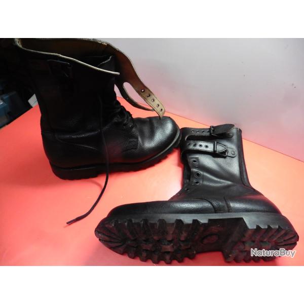 Lot 11 - paire de rangers cuir noir de stock - mod�le 54 - taille 43 - Arm�e Fran�aise