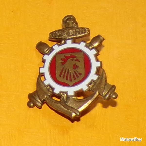 62� Cie de R�paration Divisionnaire, �mail rouge fonc�, guilloch� , �cu � une t�te de coq sur roue d