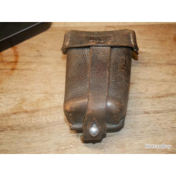 Pochette de cartouchi�re de MAUSER WW2 en cuir fauve r�utilis�e par un Fran�ais