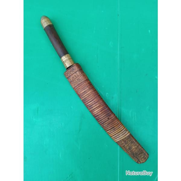 ANCIEN  COUTEAU  DHA   AVEC  SON FOURREAU   .  COMPLET  .  AUCUN JEU .