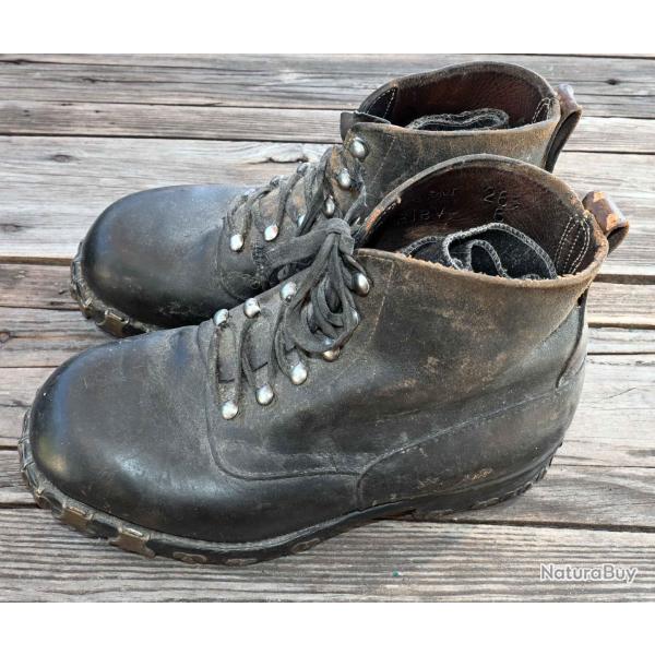 Ensemble chaussures chasseur alpin + sac � dos + masque gaz + gourde + porte chargeurs apr�s guerre