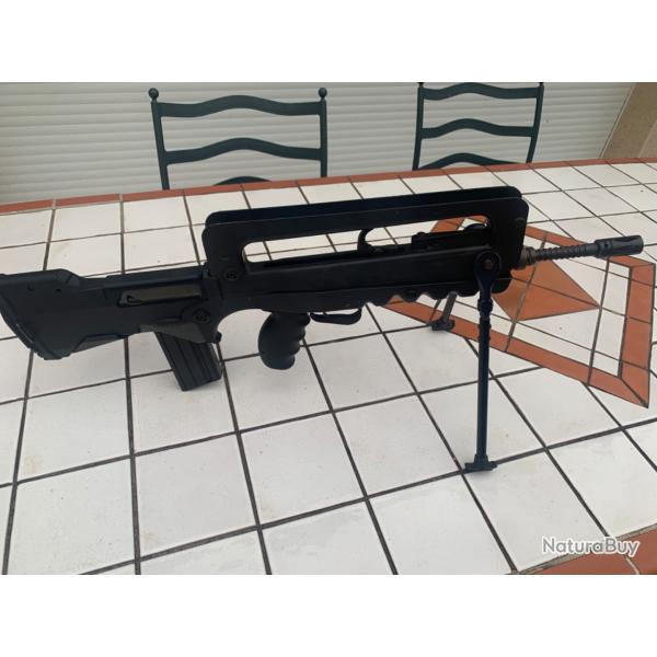 Famas F1 neutralise . Etat neuf .