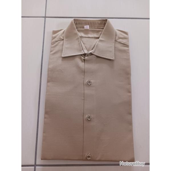 Chemise militaire de l'arm�e fran�aise en coton kaki clair. Ann�e 1966. Neuve.