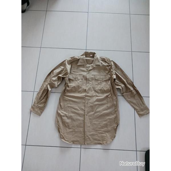 Chemise militaire de l'arm�e fran�aise en coton kaki clair. Ann�es 60. Taille: 37