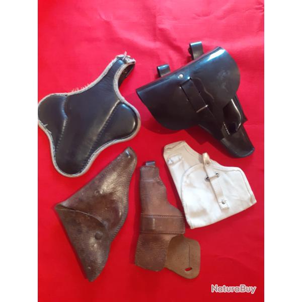 Lot de quatre �tuis pistolets anciens et un pour petit revolver