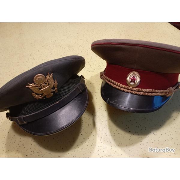 Lot de deux casquettes d'officiers U.S et U.R.S.S