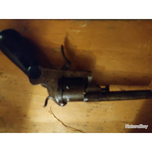 Revolver ancien a broche