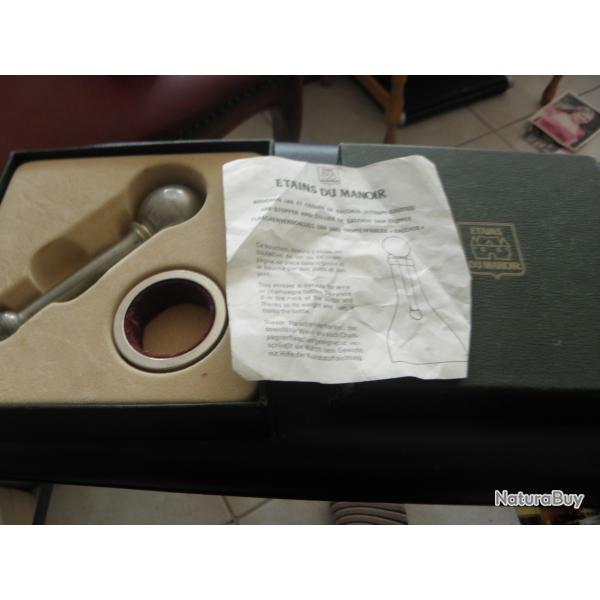 ETAINS DU MANOIR bouchon et collier de bacchus