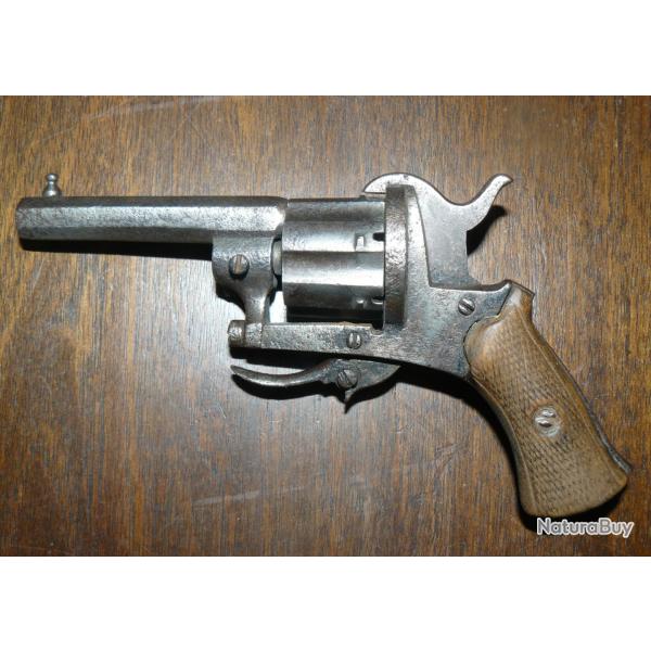 REVOLVER A BROCHES AU BARILLET EVIDE