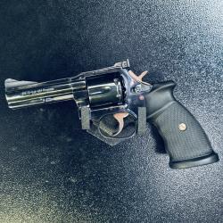 Support magn&eacute;tique universel pour pistolet et revolver