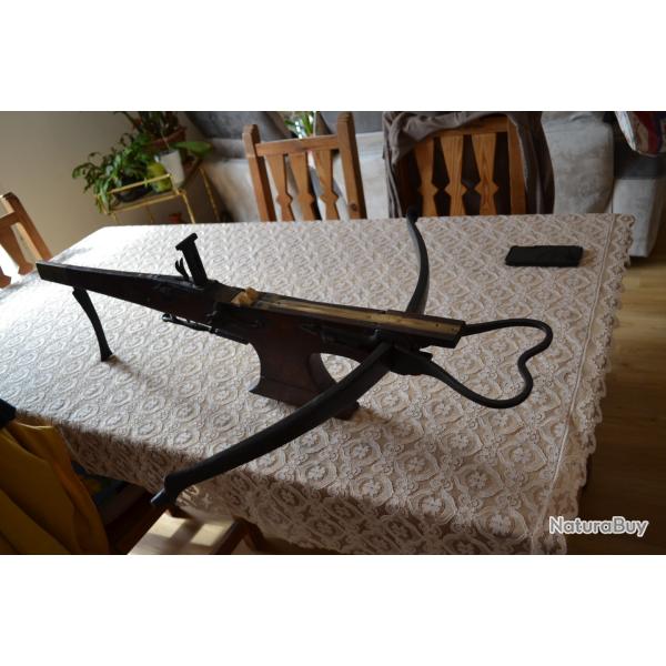 Authentique arbalte du XVIII me avec sa corde d'origine.