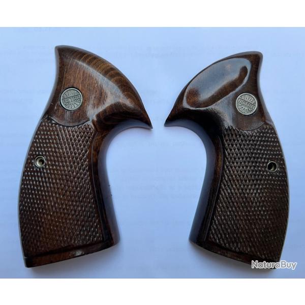 Lot de 2 plaquettes de crosse bois Astra Police .357 Magnum (paire compl�te, originales)