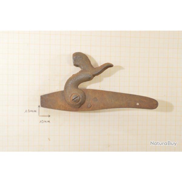 Platine de fusil de chasse ancien � chien. Restauration arme ancienne (G) ressort absent