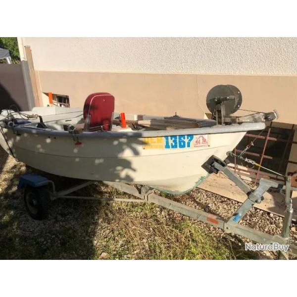 Barque de p�che avec moteur et remorque