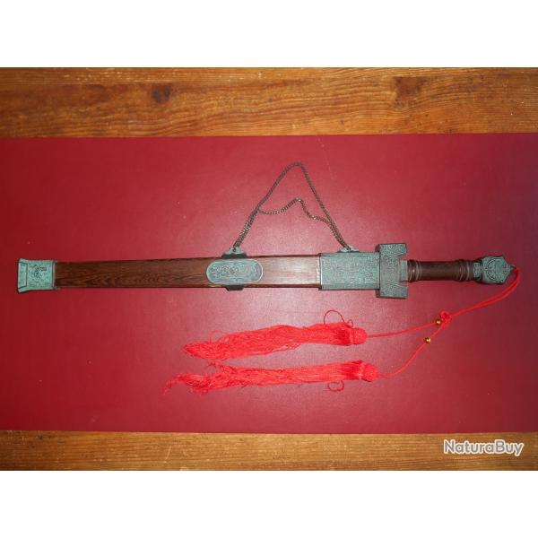 Dague chinoise et son support.