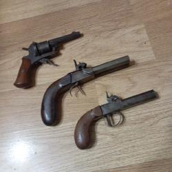 Lot d'un revolver et deux pistolets pour restauration