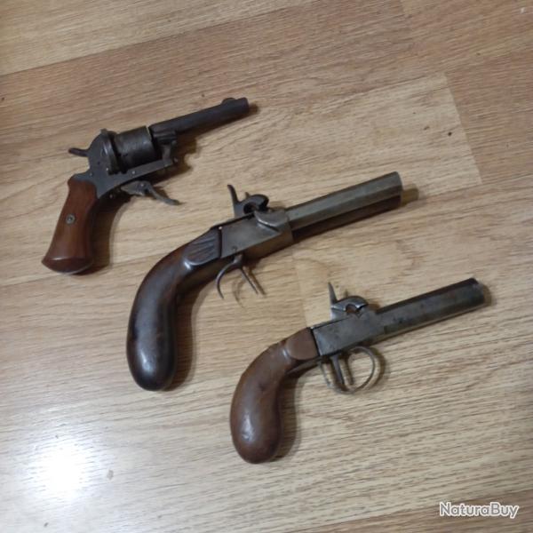 Lot d'un revolver et deux pistolets pour restauration