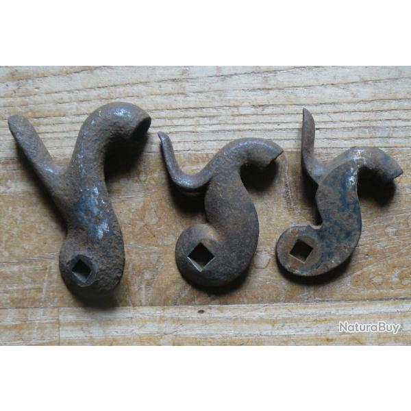 Trois chiens de fusil dont un 1822