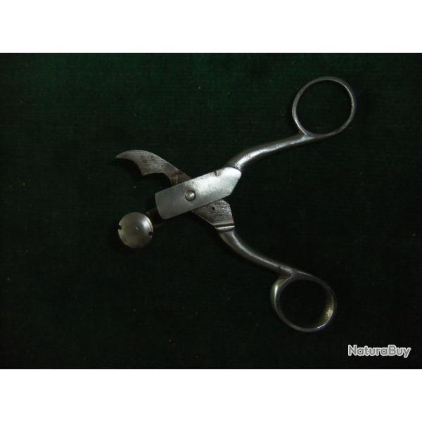 Pince  coupe cartouches en fer XIX �me calibre 16 mm .