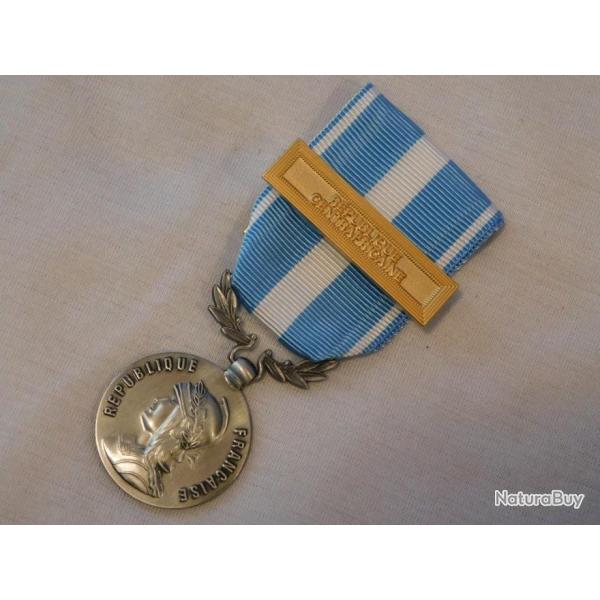 MEDAILLE OUTRE MER + BARETTE REPUBLIQUE CENTRAFRICAINE     ...  �tat 100% neuf
