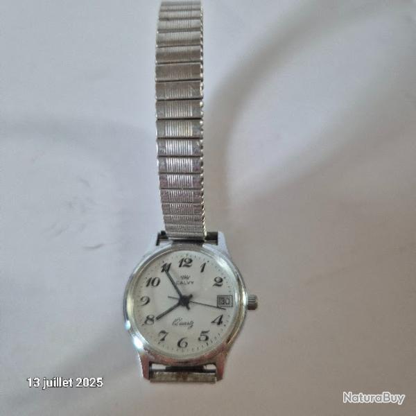 Petite montre femme avec date journali�re, couleur argent, et bracelet �lastique