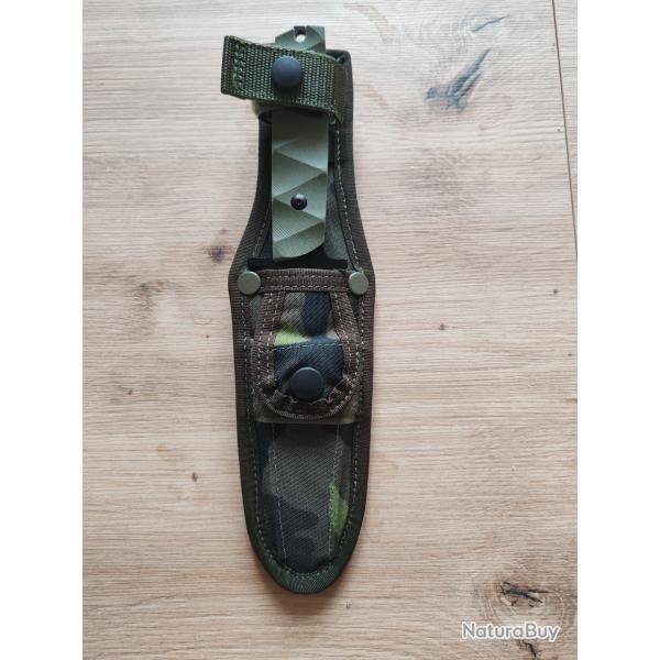 COUTEAU DE COMBAT TCH�QUE,ETUI CAMO