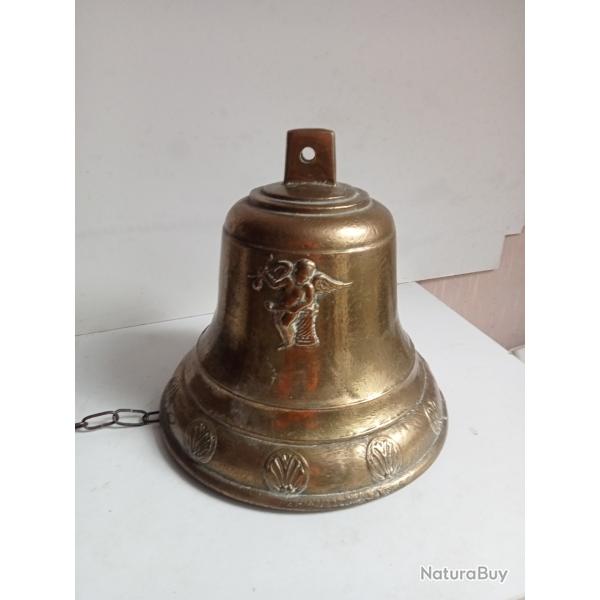 cloche en bronze du XIXme finement dcor hauteur 20 cm diamtre 19 cm 2,56 kg