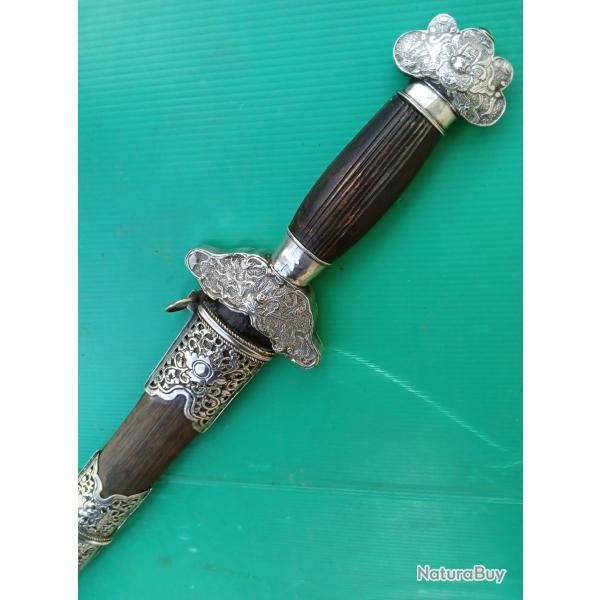 ANCIENNE  EPEE KIEM AVEC SON FOURREAU   . MONTURE  ARGENT  .  LAME ACIER FORGE .