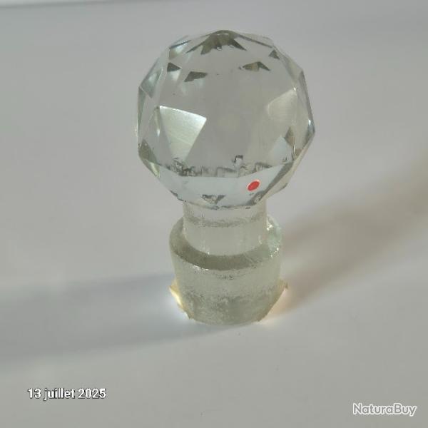 Bouchon de carafe en cristal ou verre avec des facettes, ancien