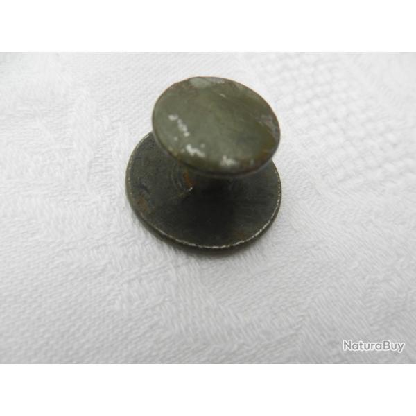 petite pi�ce m�tal ronde pour �quipement bretelle militaire.