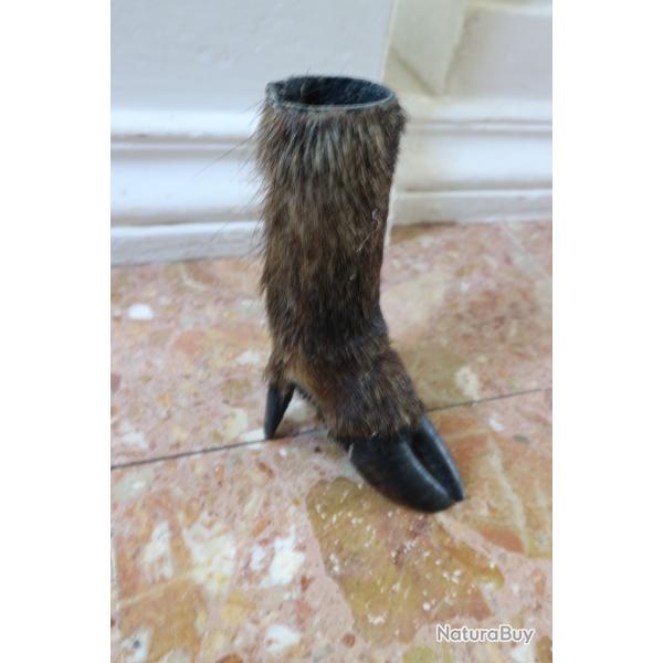 pot a crayon dans une patte de sanglier (2