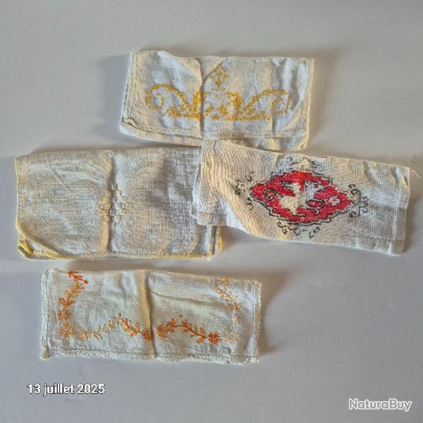 Lot de 4 Porte Serviettes de table ou cantonni�res  ann�es 1950-60 brod� fait main