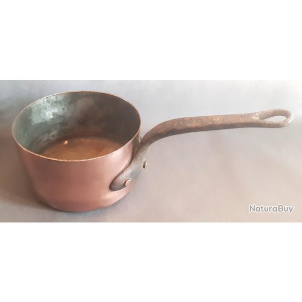 Une casseroles en cuivre martel� et �tam�, manches en fonte. �15cm hauteur 9cm. Pour d�coration