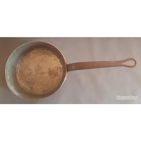 Une casserole en cuivre martel� et �tam�, manches en fonte. �19,5cm hauteur 8,5cm. Pour d�coration,